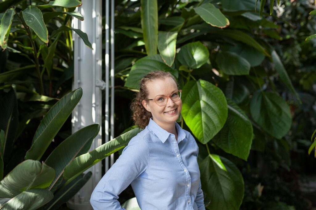Anniina vehreällä taustalla Anniina